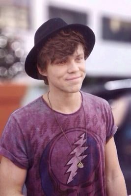 //Michael and I want another slice//✵ you said you liked my cobain shirt ✵