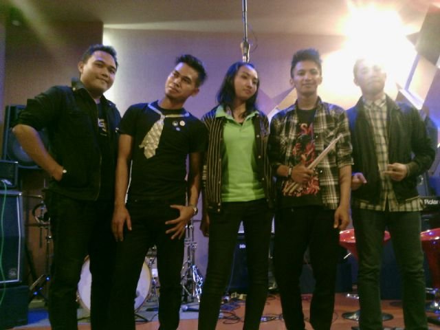 POP ALTERNATIVE BAND since 7November2014  @boy_dinar Booking: 089654542313 Pin: 327E2E67
