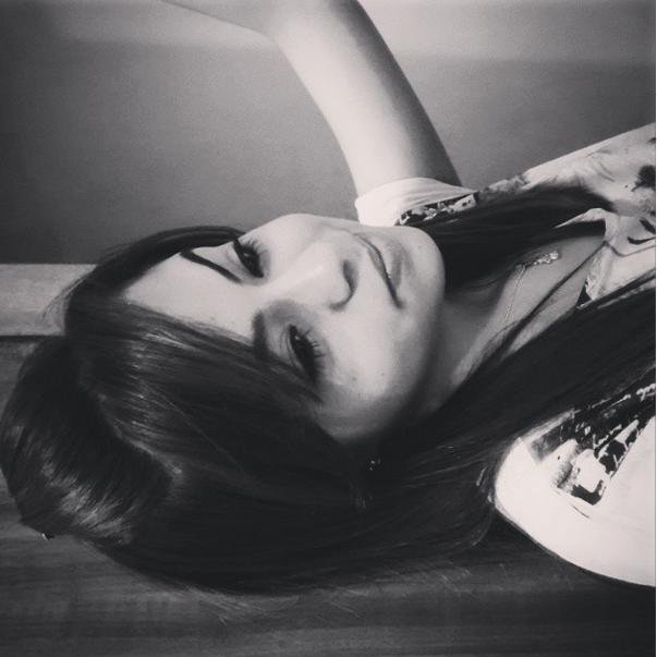 Ana Beatriz (ou Bia ♥), tenho 16 anos,  moro em Bauru, trabalho como maquiadora no salão de beleza Studio Ella's, tenho um site e um canal de moda e maquiagem ♥