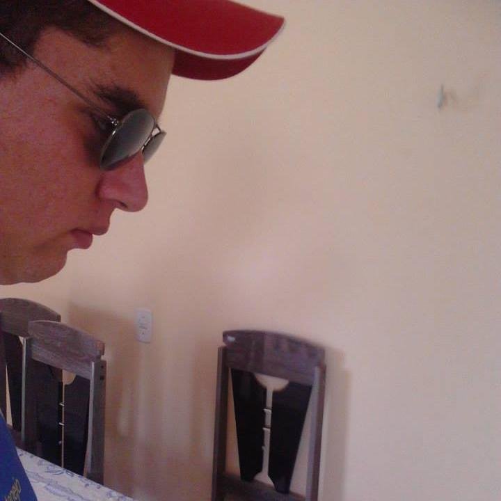 Adoro trabalhar, não curto muito sair de casa, meu pai e pedreiro e me orgulho do que ele é, minha mãe é micro empresaria.