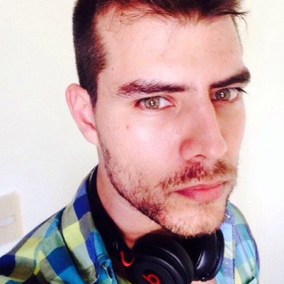 Creativo, cinéfilo, amante de un buen café, apasionado de las nuevas tecnologías, lugares nuevos, y de las experiencias enriquecedoras en la vida.