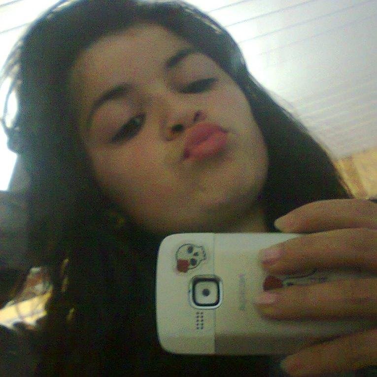 Não sou de mostrar sentimentos,mas sou cheia deles.Eu sofro em silêncio,amo com o olhar e falo com sorrisos.