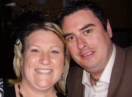 Im a mum of 2 boys, Bailey 20 and Evan 13 , married to Ian since 2005 and i love to sing! LAAAAHH!