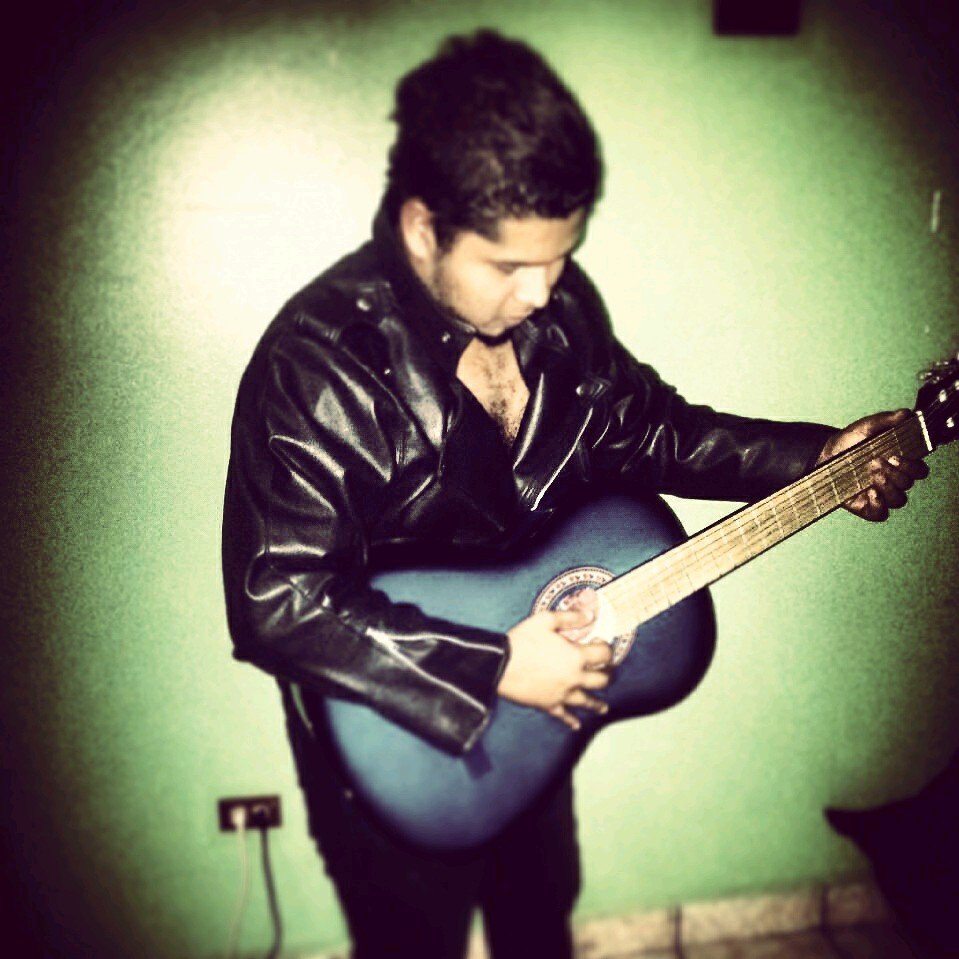 buena vibra!! todo el dia escuchar music de call3j3ros... buena music te invito a ecscuharla... la music no mata... justicia para cjs!!