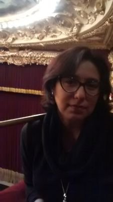 idealista, curiosa, soñadora, amante de lo bello, lectora,  feminista, psicóloga... y   en eterna autoconstrucción