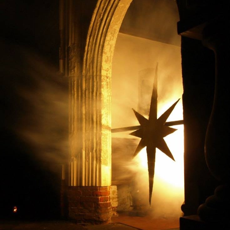 Oxted's living Advent calendar!          Each night in Advent, one garage opens its doors between 6&7pm for a unique  Christmas celebration...