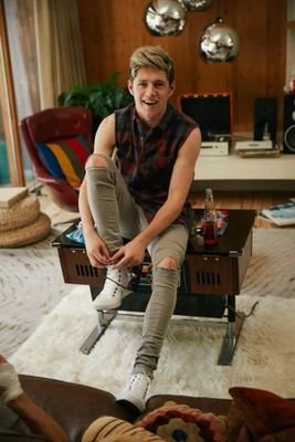 please don't follow me follow @Nicy_1D_5SOS https://t.co/8dGlUKnzHS