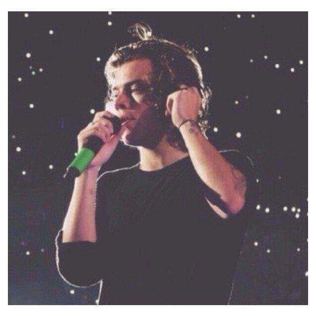 pls follow @liamfatcamp bc goals ask her for a follow back ♡