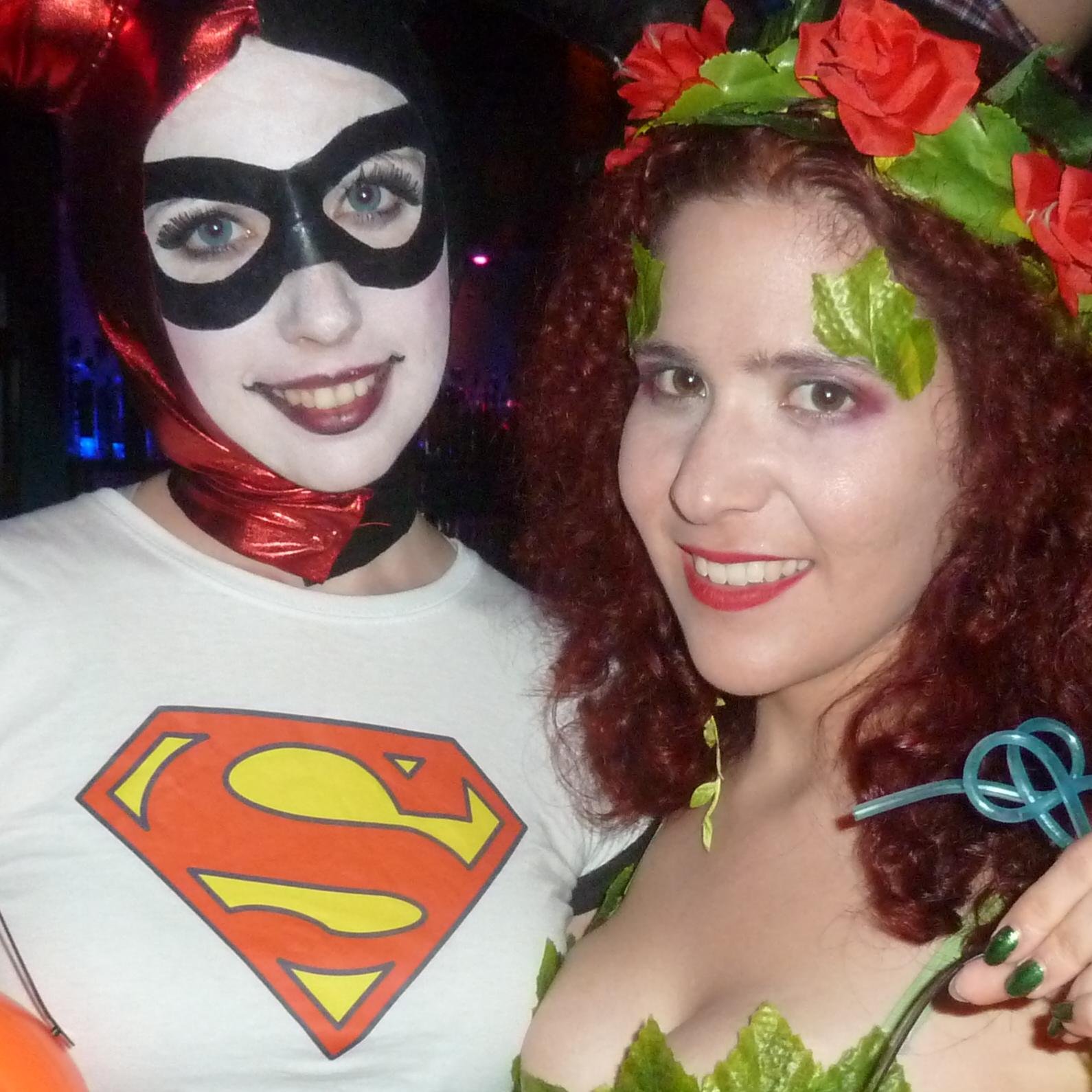 Soy una científica seria muy interesada en la botánica. También me interesan otras cosas, pero de gestionar eso se encarga la Dra. Harleen.