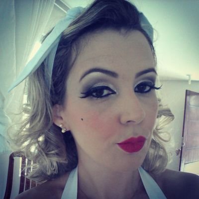 Nutricionista apaixonada pela profissão e viciada em maquiagem.