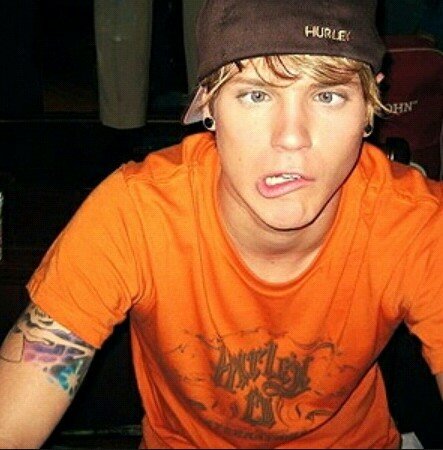 Twitter dedicado ao sorriso mais lindo do mundo,Dougie Poynter ♥
sigam as donas: @backtothemcfly & @JessiicaPoynter