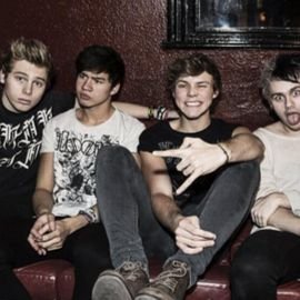 please go follow @Cheetocalum bc she gave you a free follow! she follows back :-) xx
