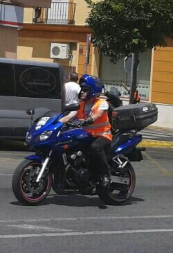 Sevillano, motero, internauta y muy molesto con los que creen que las normas son para los demás y no para ellos