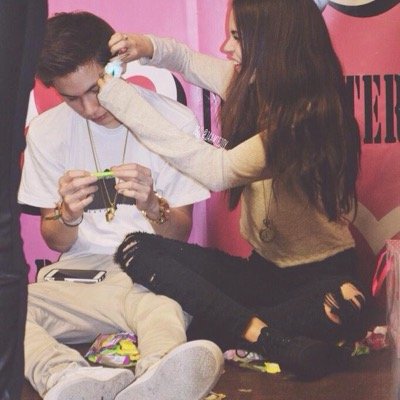 @browneyesmatt gave you a free follow return the favor by following her & she will dm you to 3/12+sammy+jack dail & ariana grande.(: