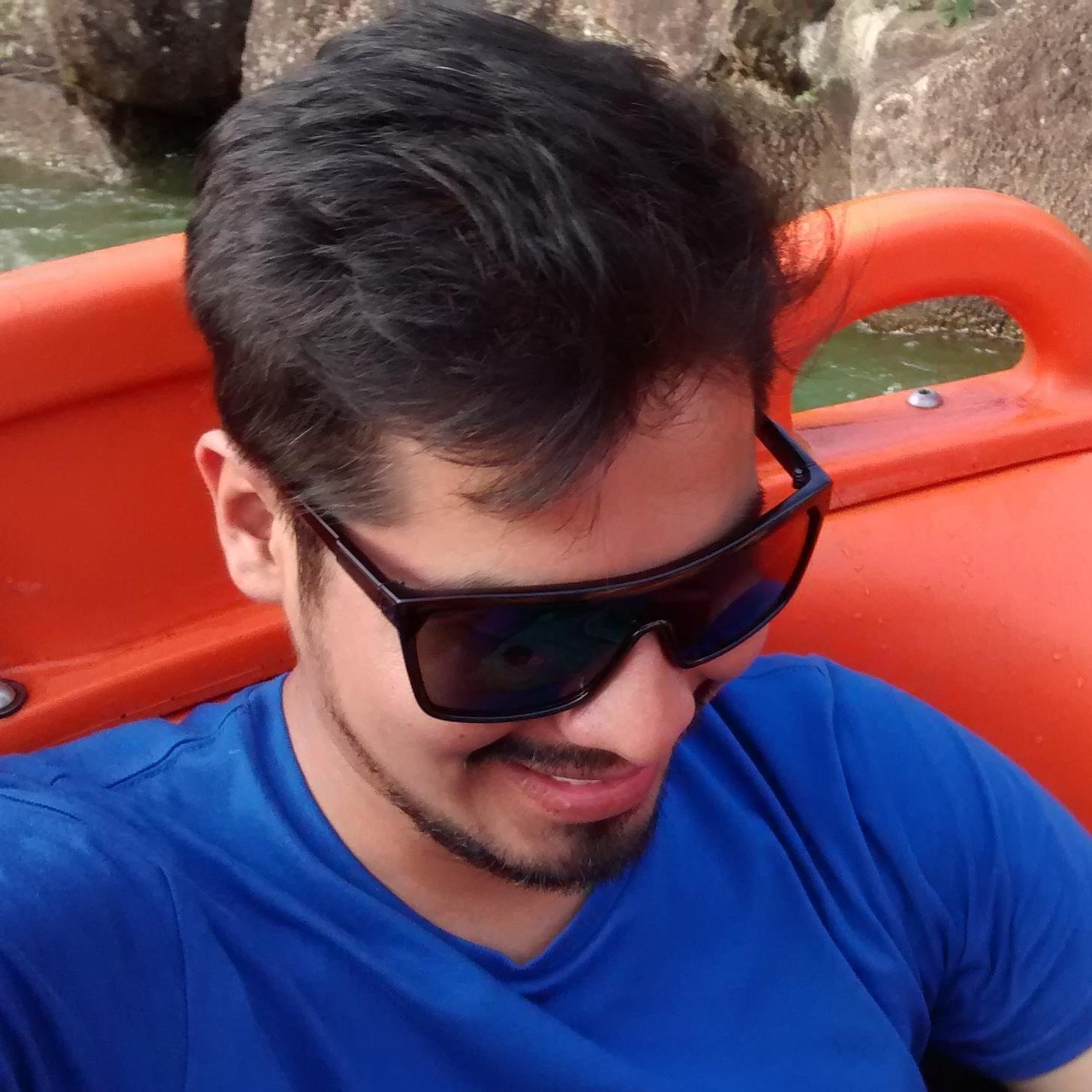 Ingeniero de Telecomunicaciones, Profesional en Tecnología de la Información, negociante y empresario.