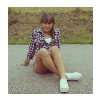 17.Hay personas que hacen que tu risa sea un poco más fuerte, tu sonrisa un poco más brillante y tu vida un poco mejor.