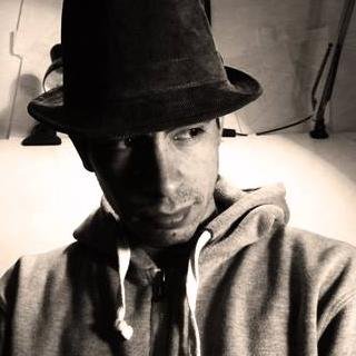 Realizador Audiovisual, Guionista, Dibujante amateur. Siempre buscando ideas y personas a quienes leer y escuchar.