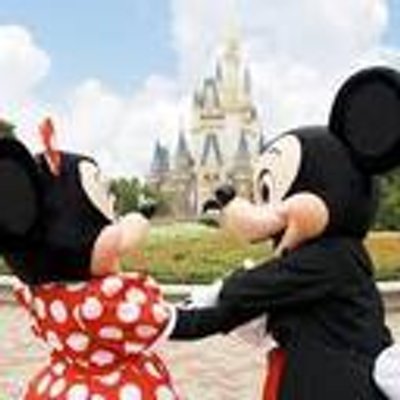 ディズニーランド裏技 豆知識bot 動画 アラジンの代表曲 A Whole New Worldを一人二役で歌ってます 非常に歌が上手く 男性でありながら高く綺麗な女性の声が出せて歌の途中であっても自由に使い分けることができるニック ピテラさんです Http