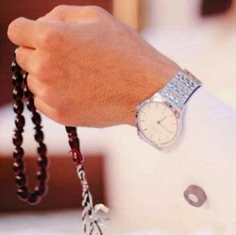ما اشكي لغير الله ولو همي كبير 
الصبر مسندي والصمت مركاي 
ابوي علمني وانا توي صغير 
اجيه ميت بس! ما اجيه شكاي