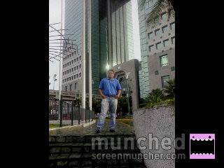 Buena onda, moleston, guapo, amable y sobre todo me gusta hacer nuevas amistades... Y aora un Tornero (y)  ☺ :D