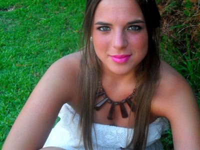 Rociera y amante del mes de Mayo; intento aprovechar cada minuto de mi vida rodeada de mi familia y mis buenos amigos. JPV te quiero.
