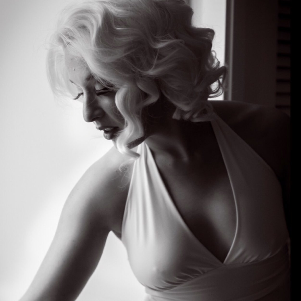 evoe_mundo's profile picture. I’m just a girl traveling the world, fueled by a deep love for airport wifi and a relentless quest for overpriced lattes.