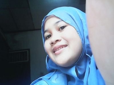 senang melihat dia senyum