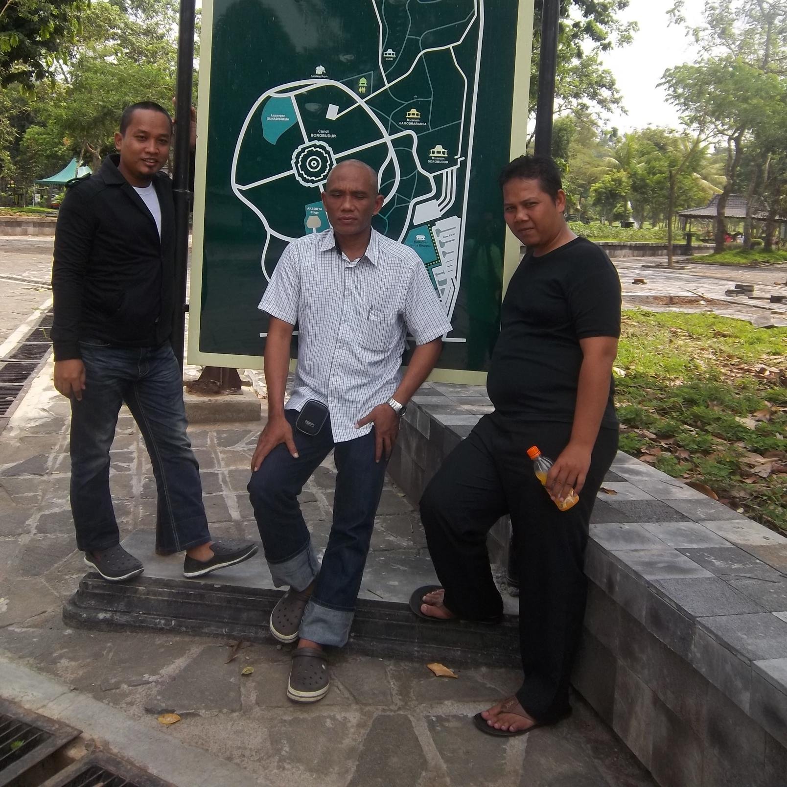 Lelaki yg lahir dibanyumas dan sekarang tinggal dijakarta