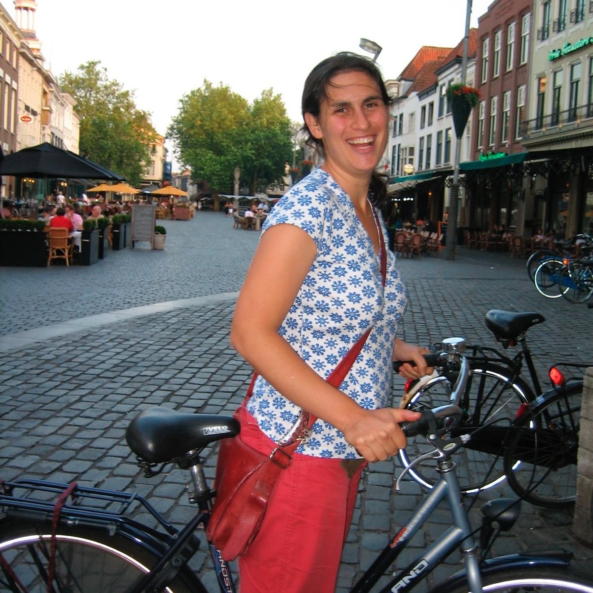 Urban planner, writer, entrepreneur. Carfree mom of 3 in small German city. Interests: car-free living and children's independent mobility