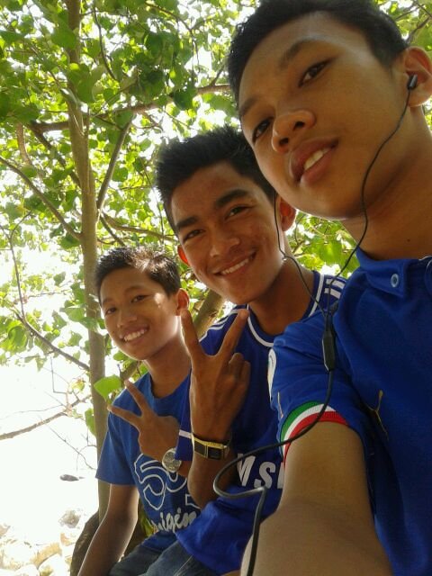 Hyy my name is razif rosli please call me razif I 15 years old...me from selangor;):3
