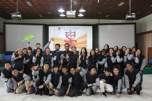 33 murid dalam 1 kelas yg mingkem depan guru dan rusuh di belakang guru. Walas: Mr. Rudy. Admin: alex, jessi, helga, febe. SMPK Penabur Harapan Indah.