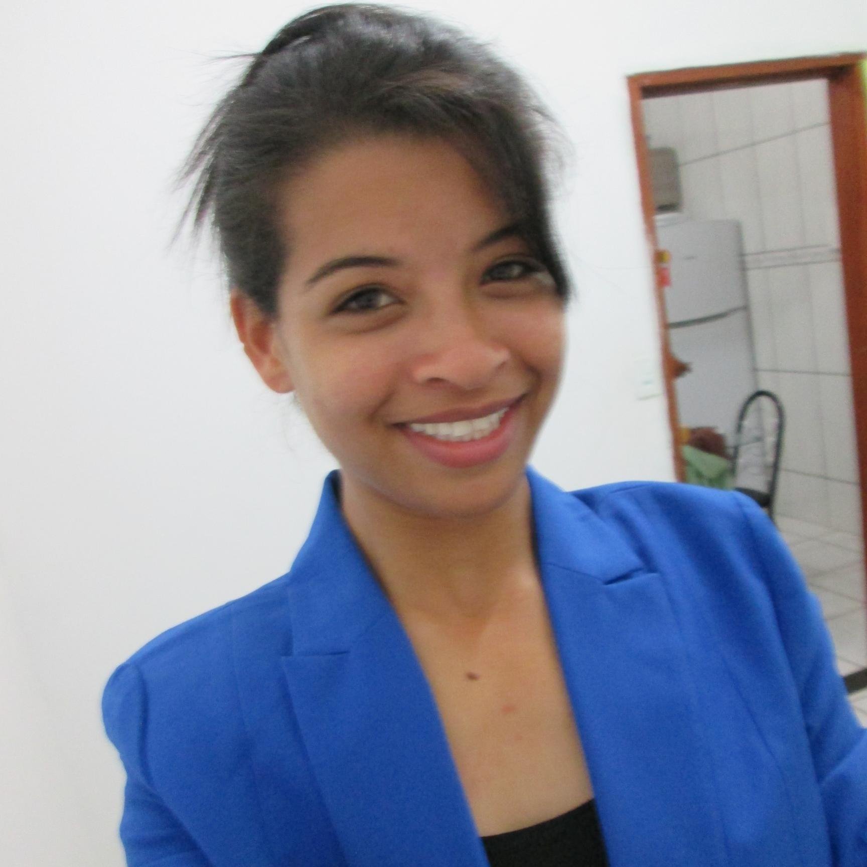 Serva  do Deus altíssimo, casada com o amor de sua vida Fábio, mãe, blogueira, contadora e feliz claro :D