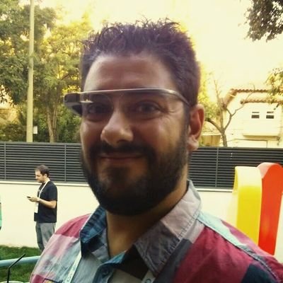Enfermero enganchado a las nuevas tecnologías.