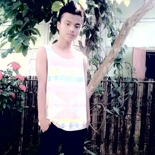 I am a small boy!  Instagram: @ewbee Keek: @ewbee1998