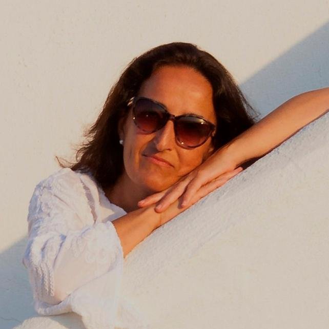 Carmen España es el resultado de años de trabajo y sueños hechos realidad: moda flamenca trabajada, cuidada, elegante y de calidad. Trajes que evocan emociones