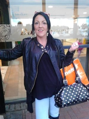 eb5832b2b9aa498's profile picture. love to have a buzzz... smiles alot :)