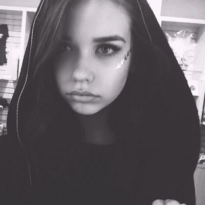 16. hija de la familia adinerada Naturbella. la no marcada. »I'm every dream you lost and never found. This heart on fire is stronger now.«