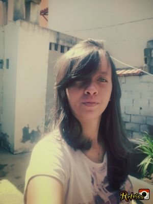 Ela é forte, sua graça é divina
Não é sorte, seu pai lhe fez bendita
E ela brilha grande menina
Ela pode só não sabia, ela só não sabia