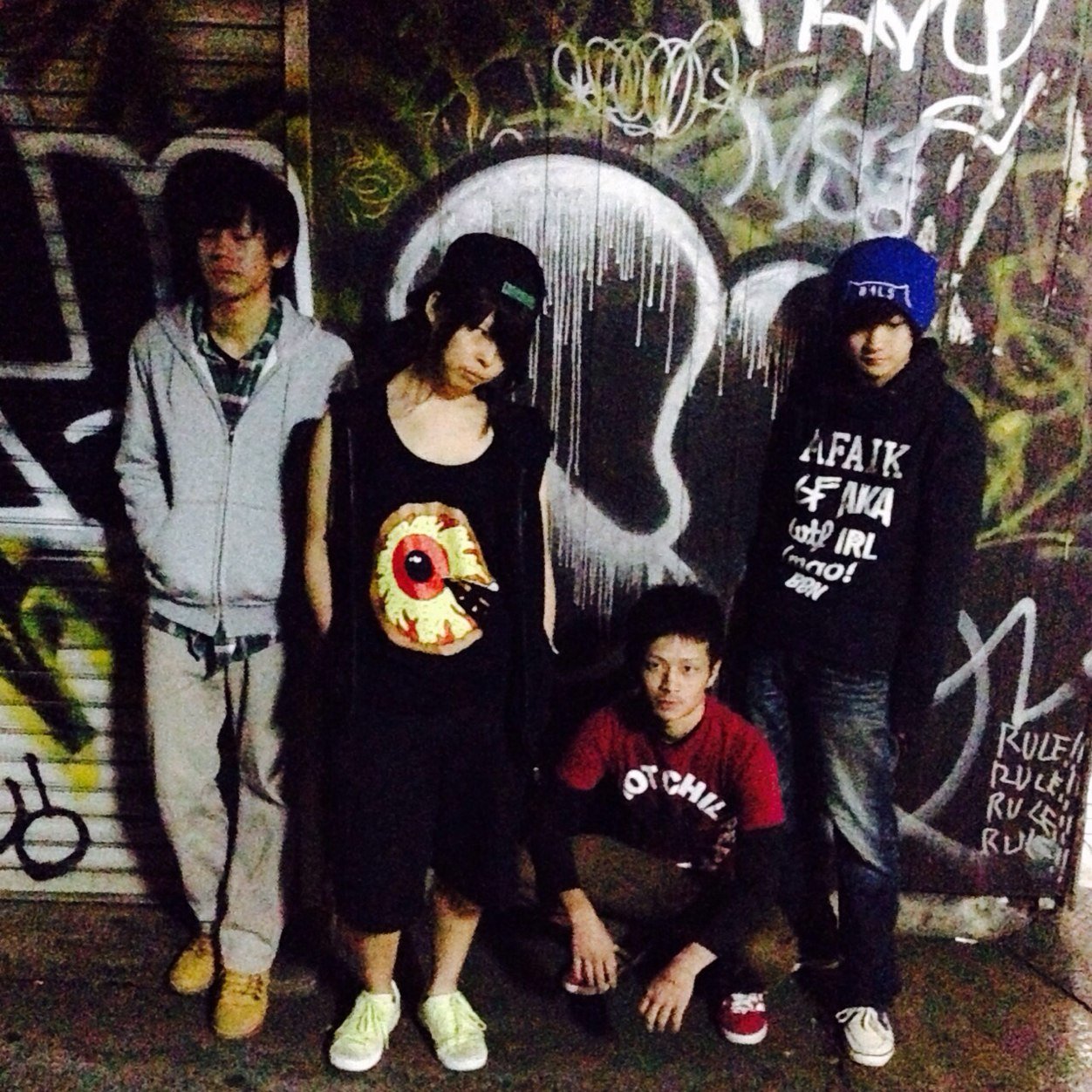 神戸中心に活動しているハードコアパンクバンド みく(vo)@Miku_fafa 、こうへい(gt)@rockougt、たく(gt)@takurock416、ゆうや(ba)@n1997y2ドラム募集中です。メロコアもハードコアもパンクもしたい。そんな欲張った平均身長低いバンドです！