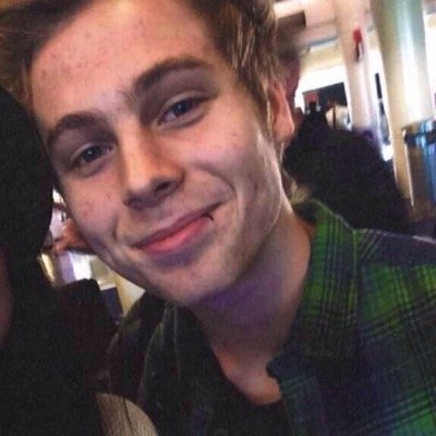tweet/dm (with or without picture) me pretty luke girls and i'll post it to make their day :) main @kutcth