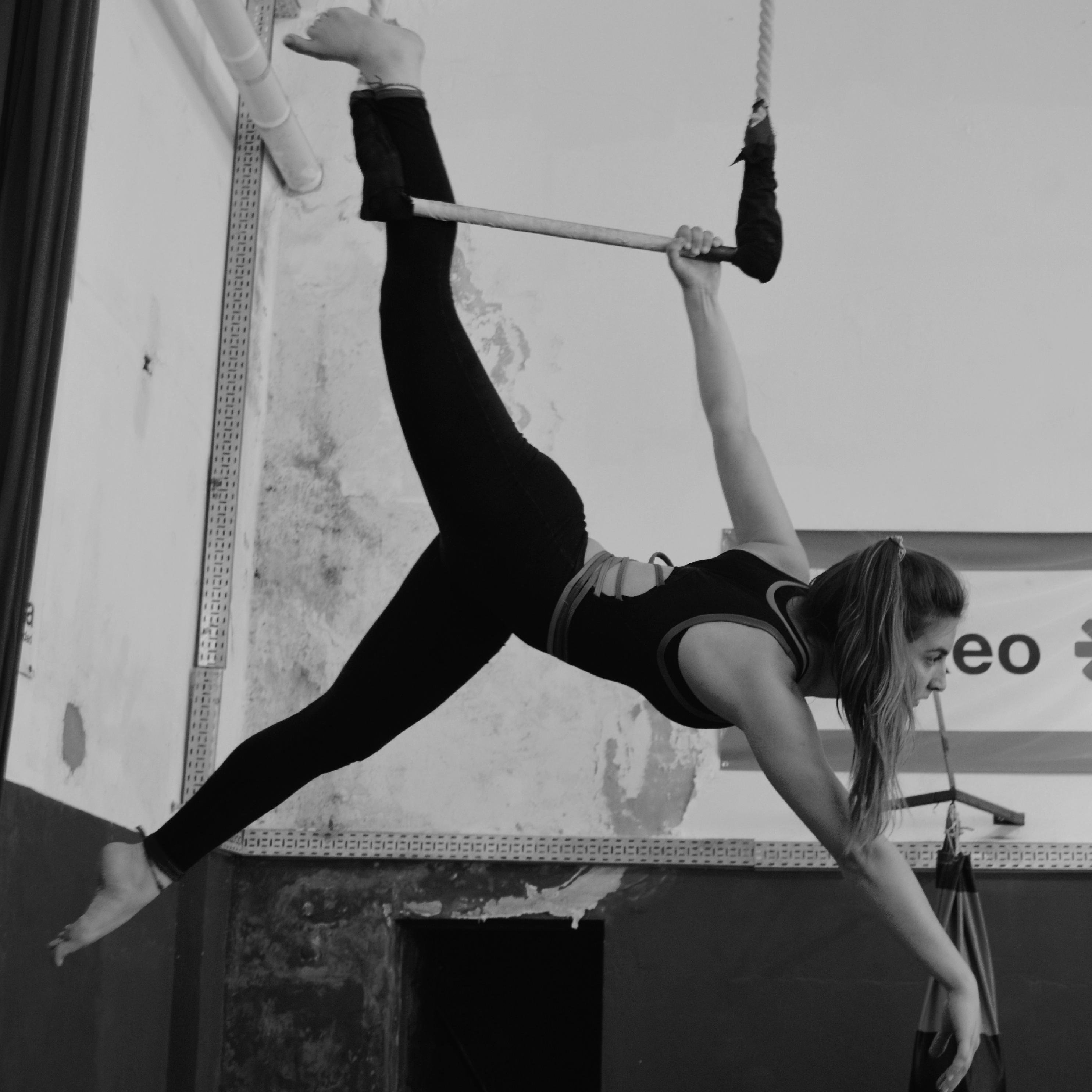 Libros + Tricking + Circo + Sueños = YO          Tomando sueños, vomitando realidades.      Amante de poesía. Psicodelia.     18yearsold. B-twist. Narciso.