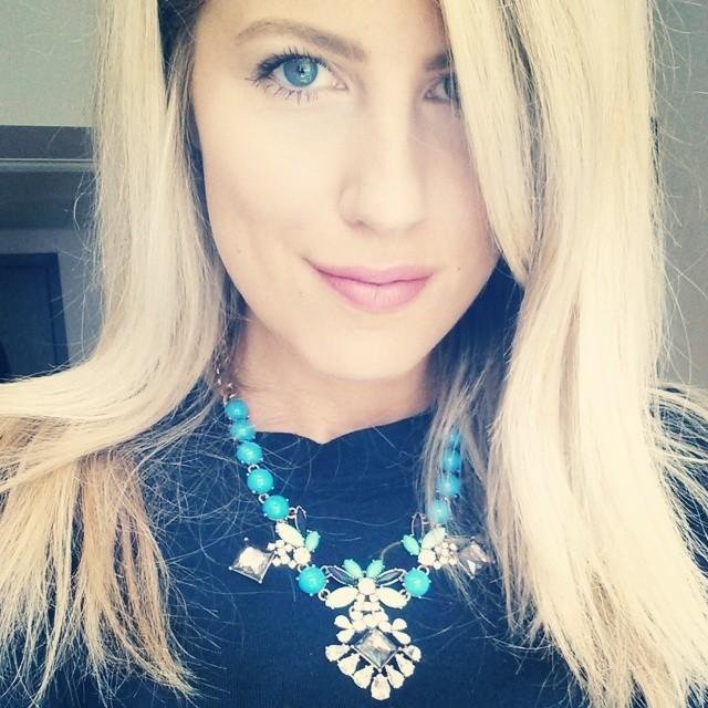 Lifestyle & Fashion Blogger | Happy being | Fashion junkie | Dog enthusiast | Minimalist style | Breakfast lover | Travel nut