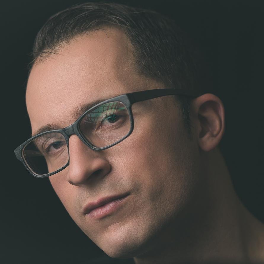 Photographe professionnel, joggeur amateur, et musicien semi-retraité. J'aime porter des lunettes avec de gros ''frames'' pour flasher !