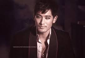 Hey I am Magnus bane I am the high worlock of new York (single gay)