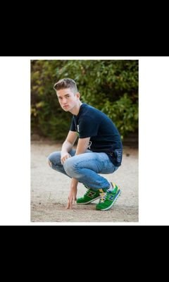 DueasMari's profile picture. En esta página solo hay insultos y burlas hacia Álvaro Campo ¿Porque? Pues porque pienso que copia a todo dios