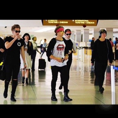 •Joey Graceffa• Bethany mota•youtube= perfection• 5SOS❤️• Luke, Calum, Ashton & Michael tho❤️•