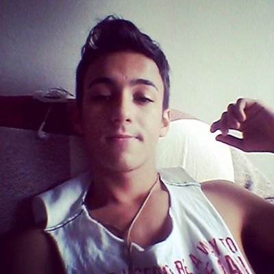 Gay, esquisito, nada bonito, chato, umbandista.