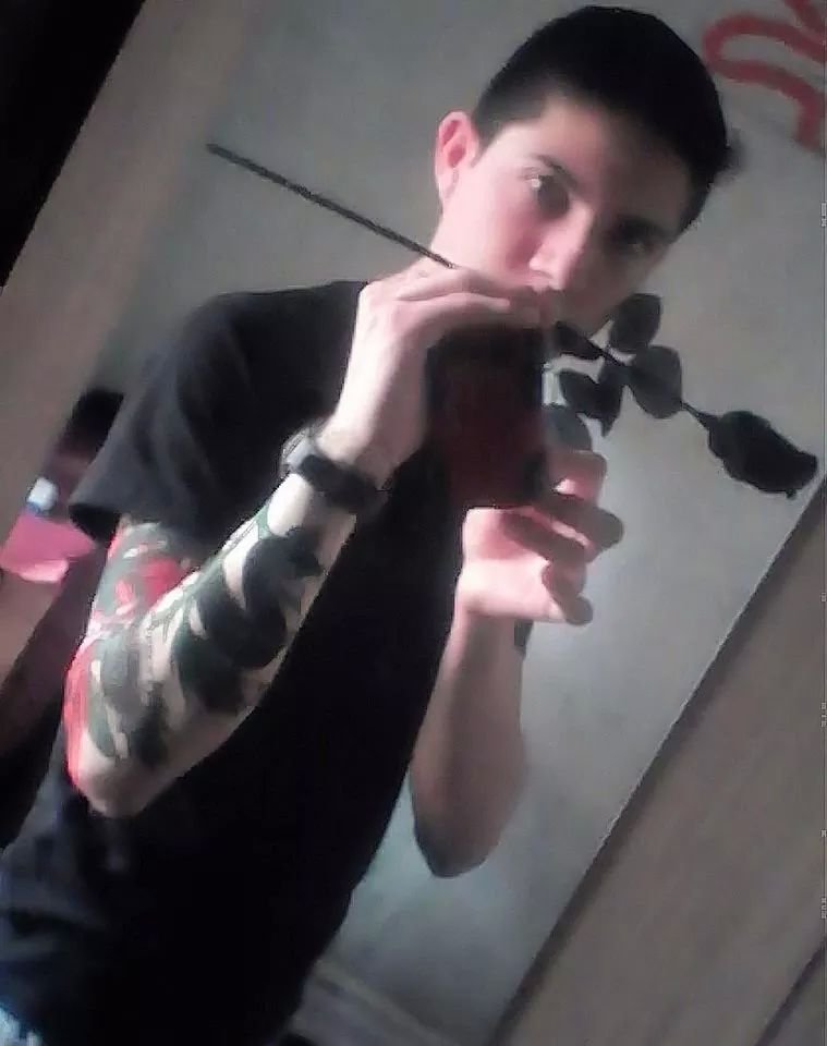 Hola, soy little monster de corazon y un super fan de Michael Jackson...amo la musica, los deportes, me gusta divertirme y hacer nuevas amistades.
