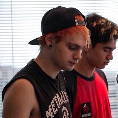 free follow from @the5sosdonut