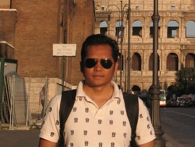 Esperto di tutto. Maestro in niente.